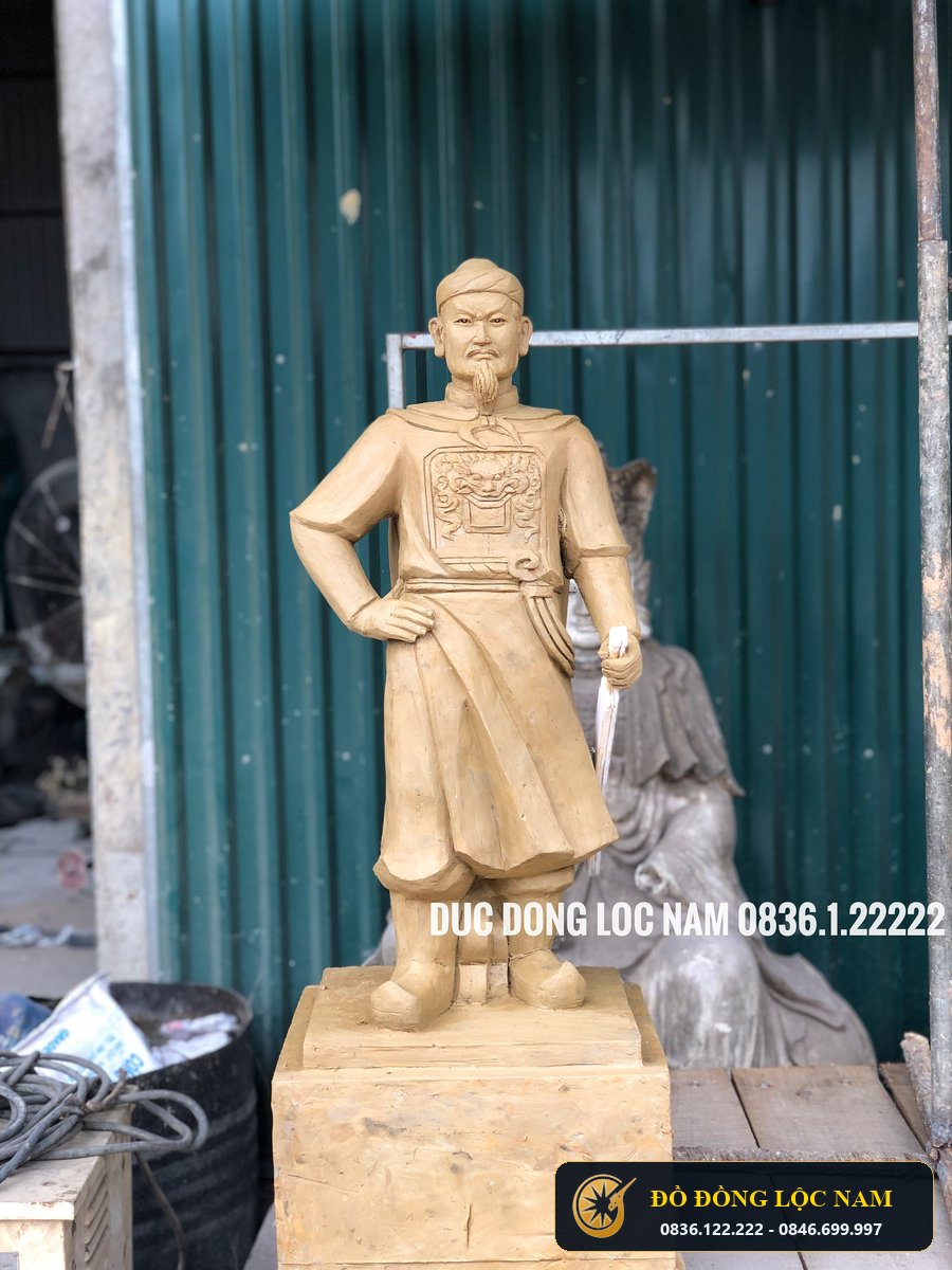 Tượng Hoàng Đế Lê Đại Hành Bằng Đồng Dát Vàng 9999