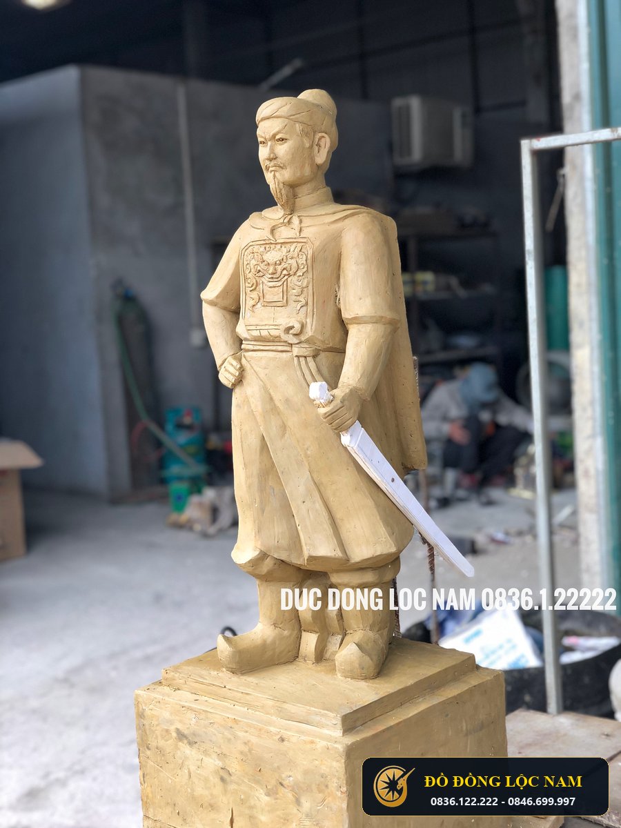 Tượng Hoàng Đế Lê Đại Hành Bằng Đồng Dát Vàng 9999 góc chụp 2