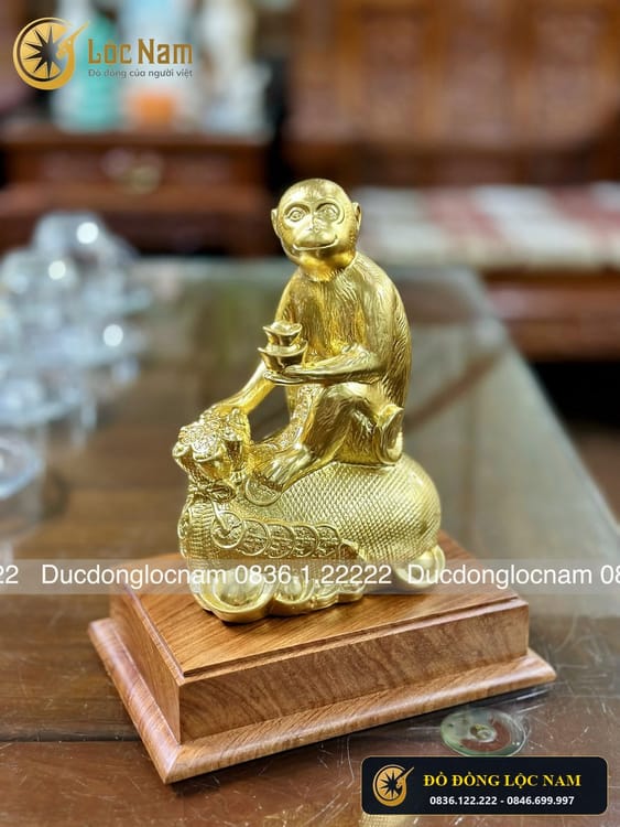 Tượng Khỉ Ngồi Trên Túi Tiền Bằng Đồng Mạ Vàng 24K góc chụp 1