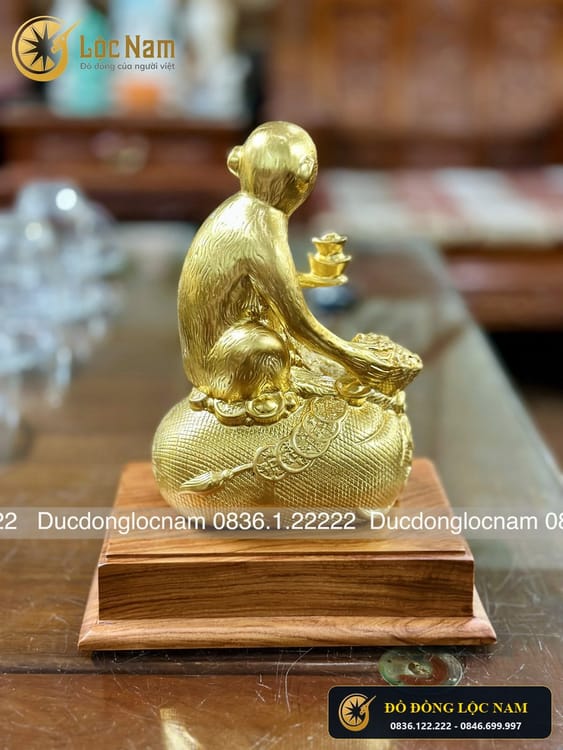 Tượng Khỉ Ngồi Trên Túi Tiền Bằng Đồng Mạ Vàng 24K góc chụp 2