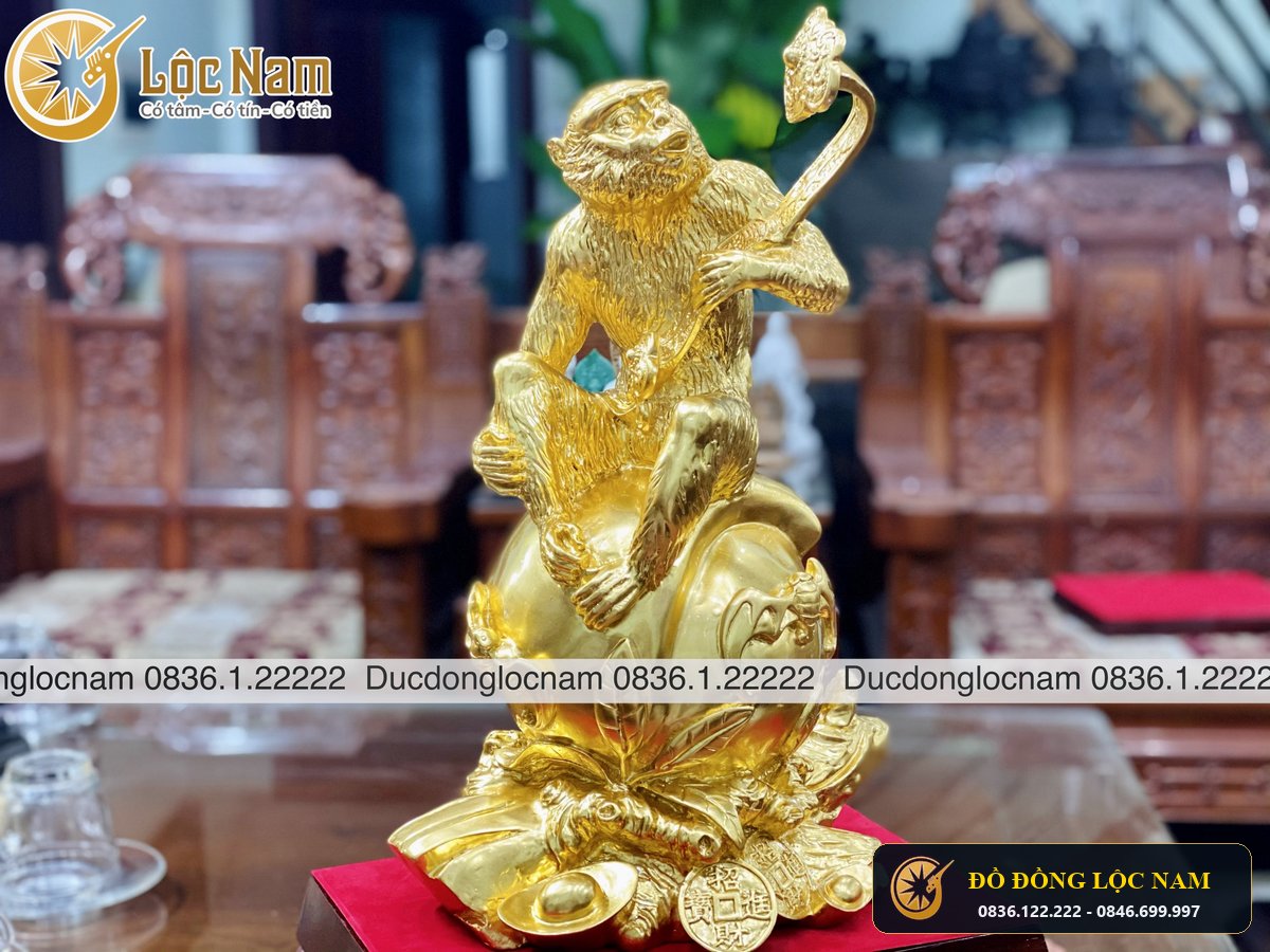 Tượng Khỉ Phong Thủy Bằng Đồng Cầm Gậy Như Ý Dát Vàng 9999 góc chụp 1
