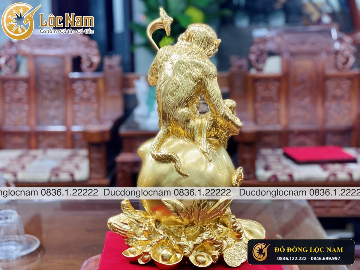 Tượng Khỉ Phong Thủy Bằng Đồng Cầm Gậy Như Ý Dát Vàng 9999 góc chụp 2
