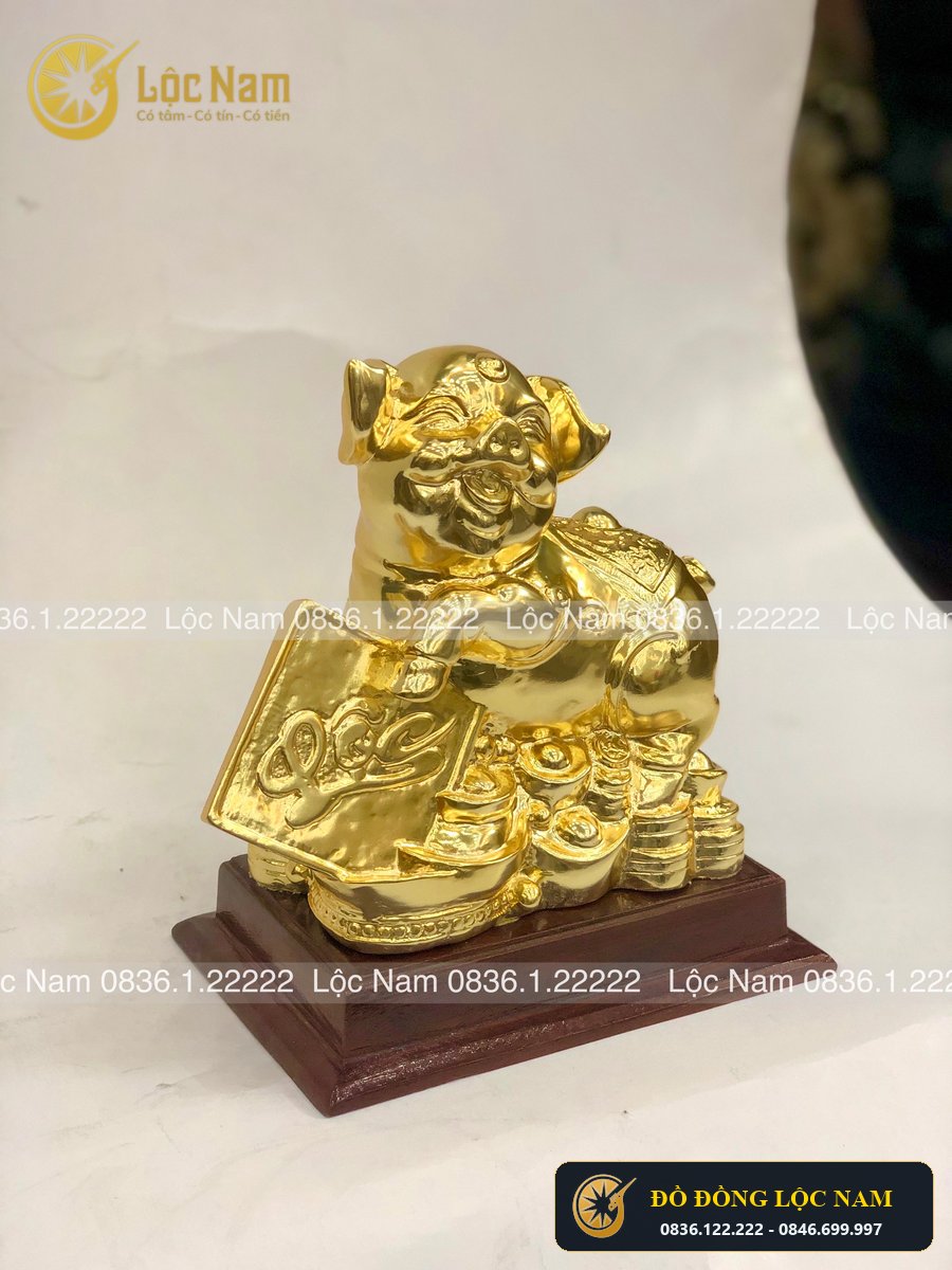 Tượng Lợn Phong Thủy Bằng Đồng Chữ Lộc Mạ Vàng 24K góc chụp 2