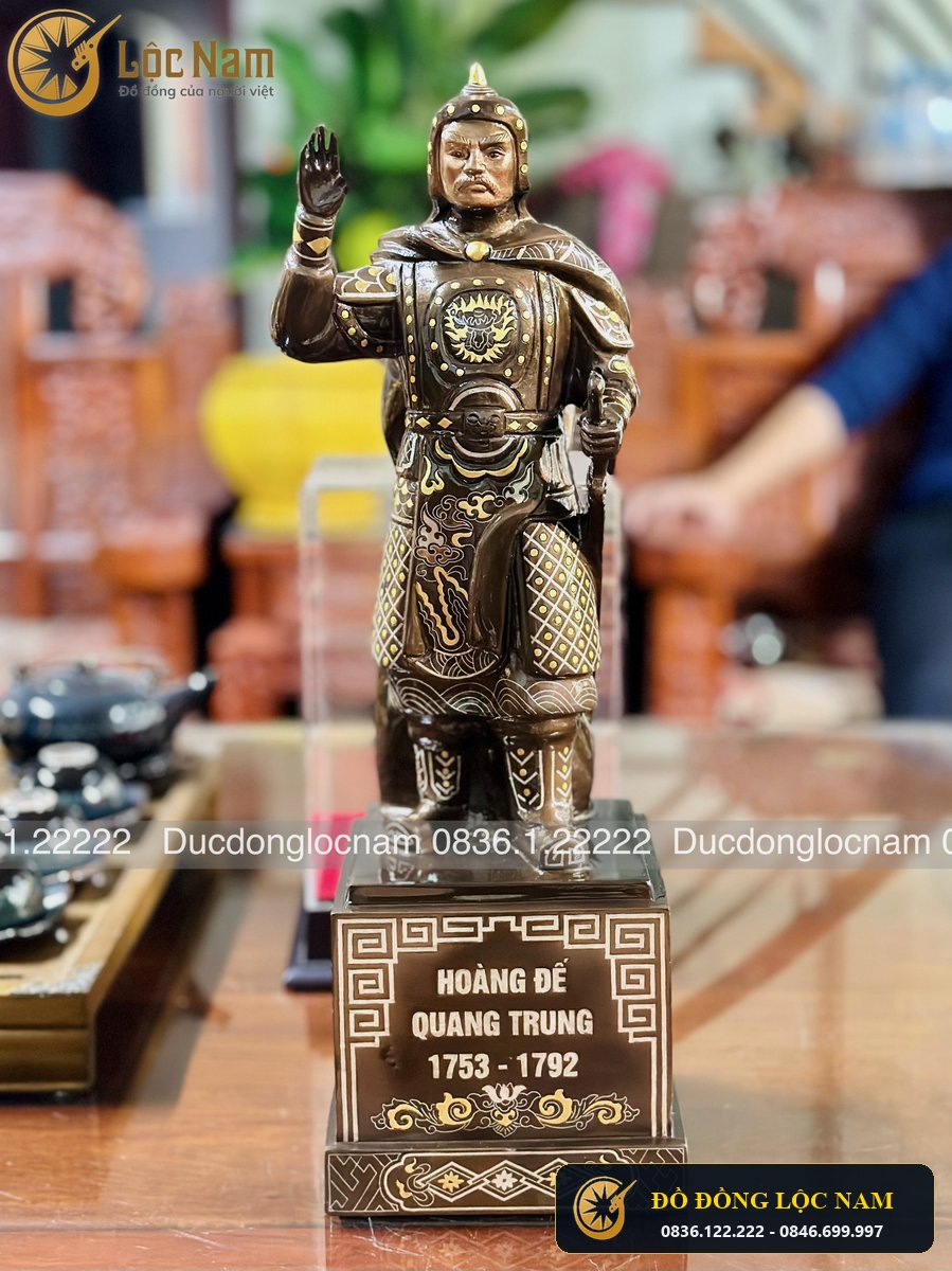 Tuong Quang Trung Bằng Đồng Khảm Tam Khí Dát Vàng Cao 50cm góc chụp 2