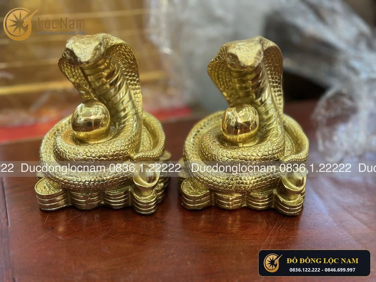 Tượng Rắn Bằng Đồng Ngậm Ngọc Mạ Vàng 24K Phong Thủy góc chụp 1