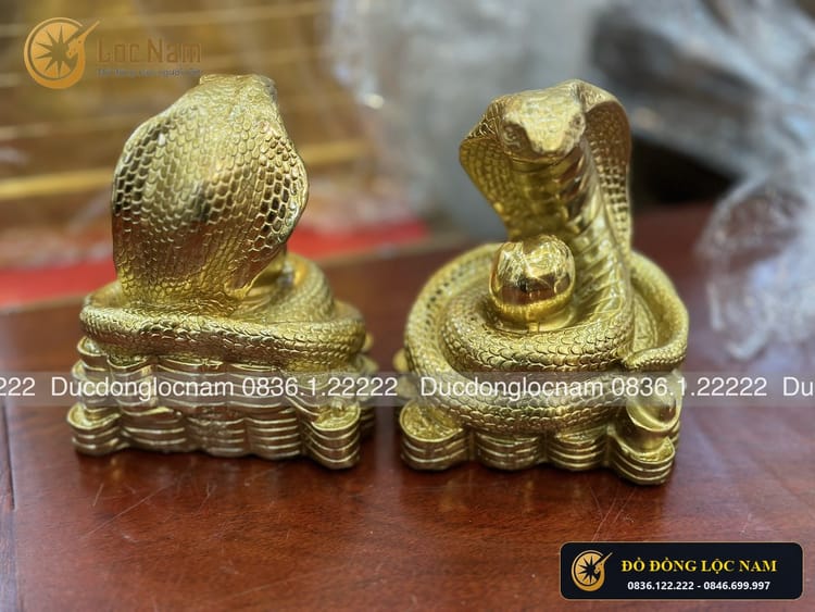 Tượng Rắn Bằng Đồng Ngậm Ngọc Mạ Vàng 24K Phong Thủy góc chụp 2