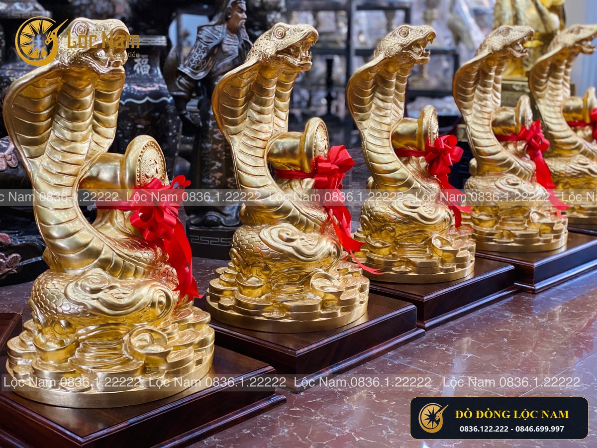 Tượng Rắn Phong Thủy Bằng Đồng Mạ Vàng 24K Cao 50cm góc chụp 1