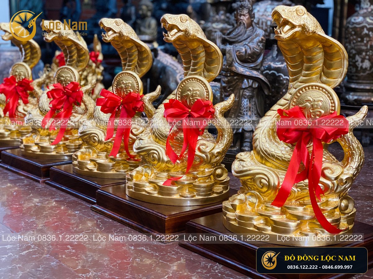 Tượng Rắn Phong Thủy Bằng Đồng Mạ Vàng 24K Cao 50cm góc chụp 2
