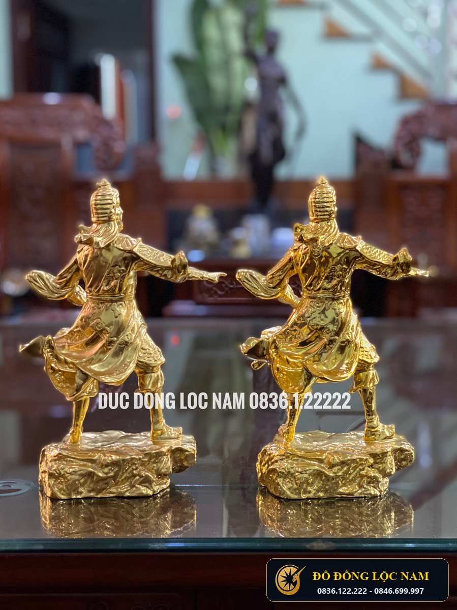 Tượng Trần Quốc Tuấn Đứng Chỉ Tay Bằng Đồng Đúc Công Nghệ Cao góc chụp 2