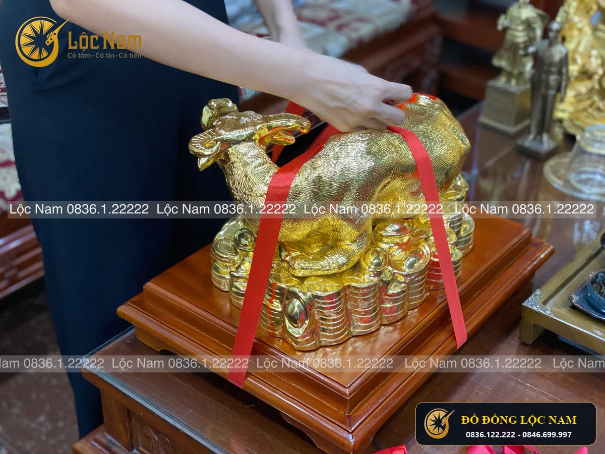 Tượng Trâu Đồng Phong Thủy Mạ Vàng 24K Quà Tặng góc chụp 1