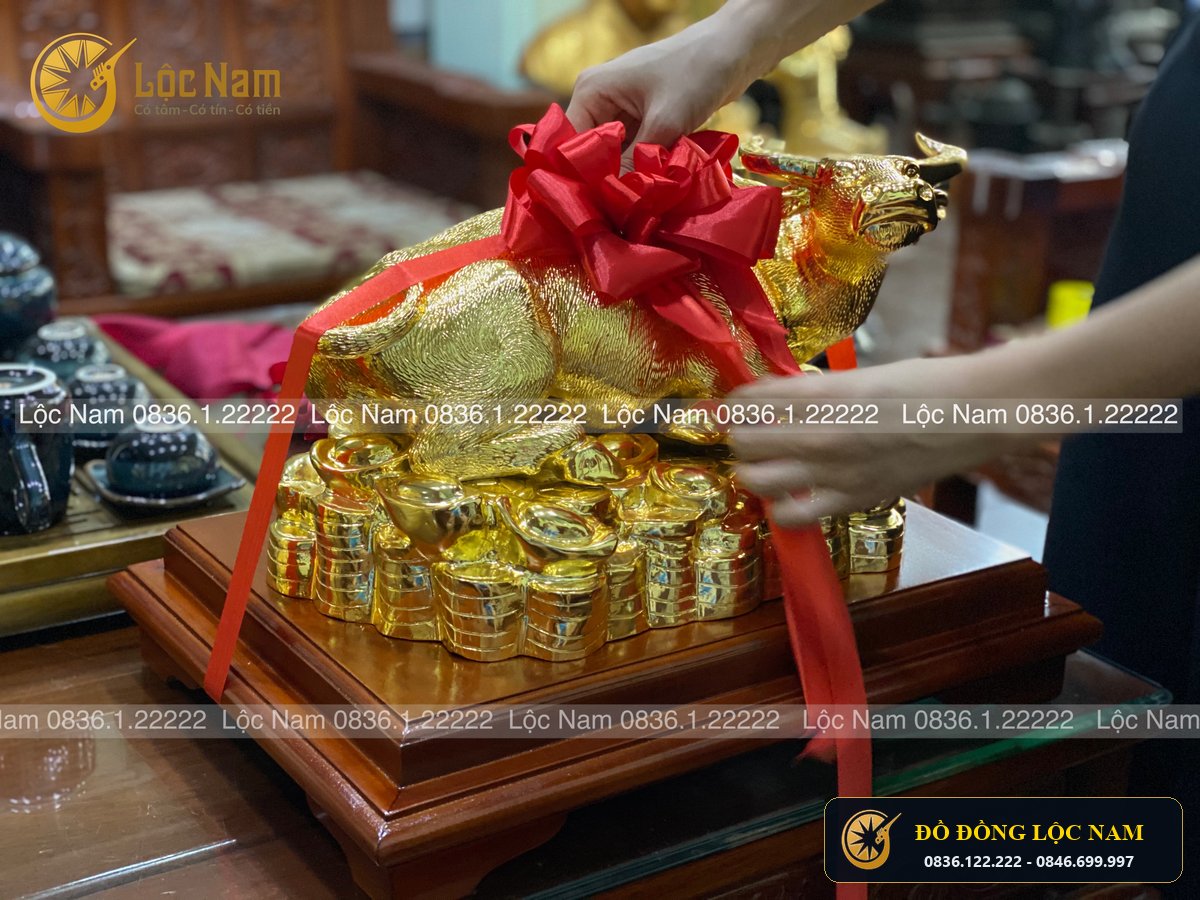 Tượng Trâu Đồng Phong Thủy Mạ Vàng 24K Quà Tặng góc chụp 2