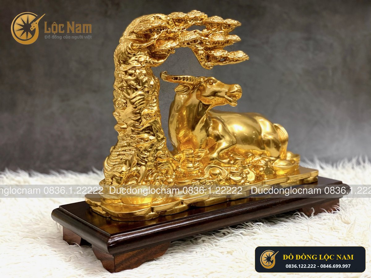 Tượng Trâu Nằm Gốc Cây Tùng Bằng Đồng Mạ Vàng 24K