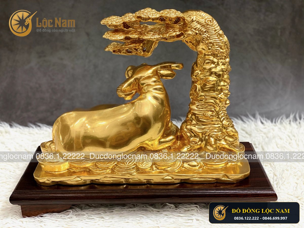 Tượng Trâu Nằm Gốc Cây Tùng Bằng Đồng Mạ Vàng 24K góc chụp 1