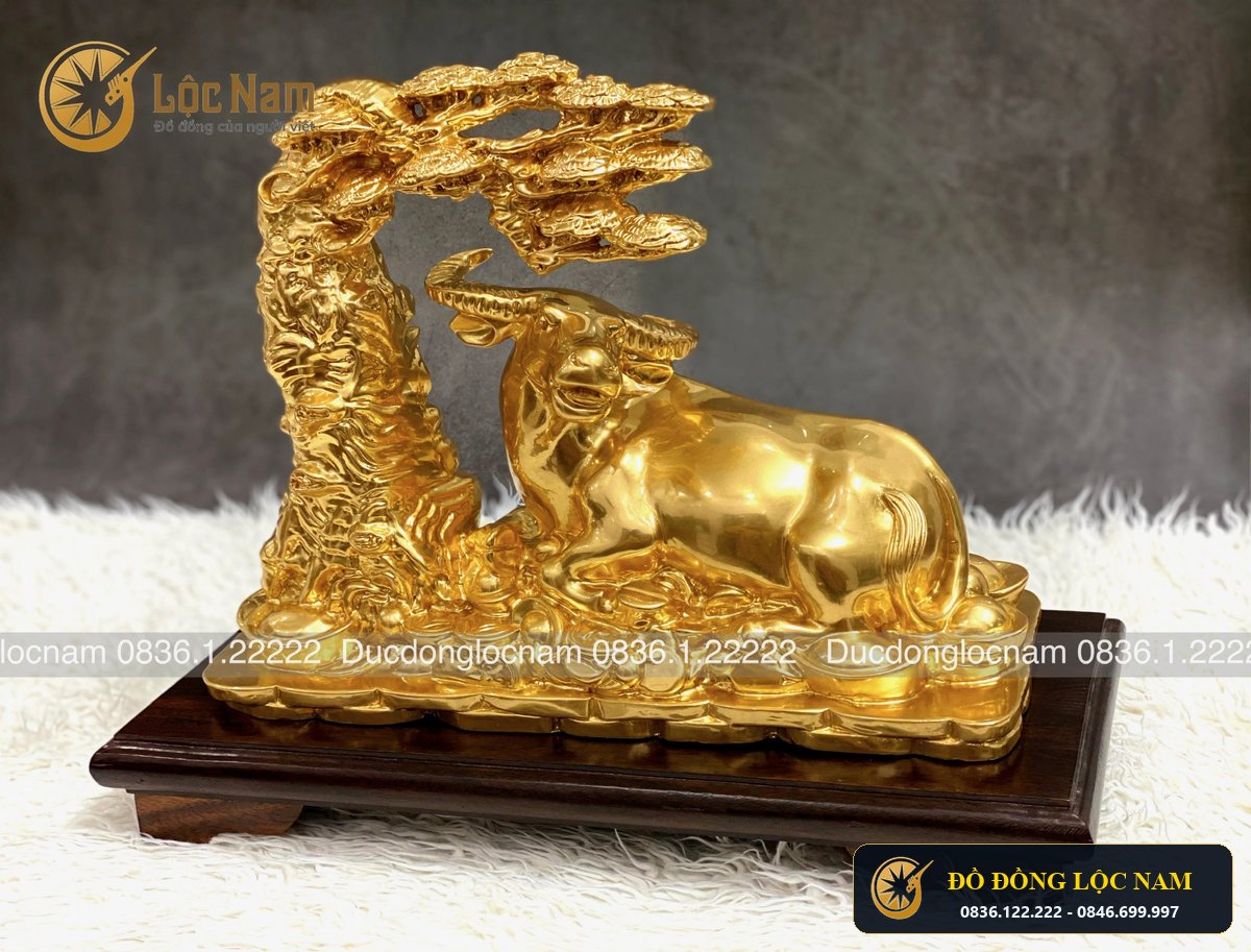 Tượng Trâu Nằm Gốc Cây Tùng Bằng Đồng Mạ Vàng 24K góc chụp 2
