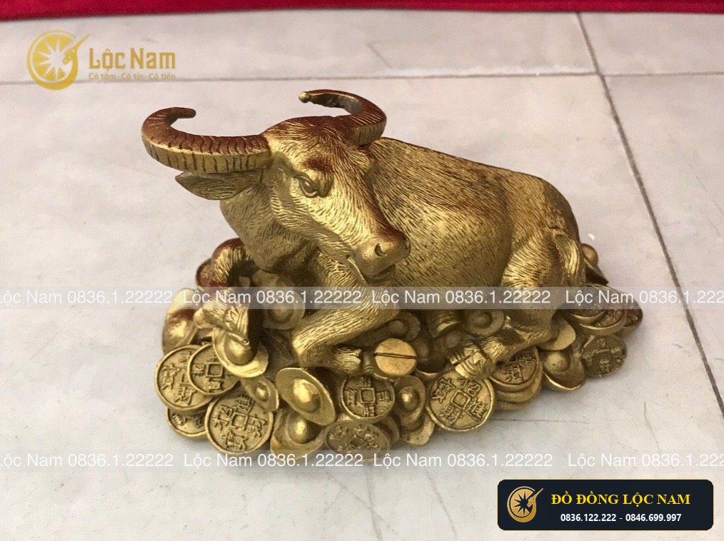 Tượng Trâu Nằm Trên Tiền Bằng Đồng Cao 11cm