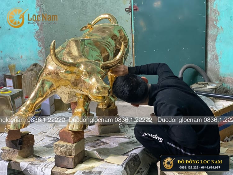 Tượng Trâu Phong Thuỷ Bằng Đồng Dát Vàng góc chụp 1