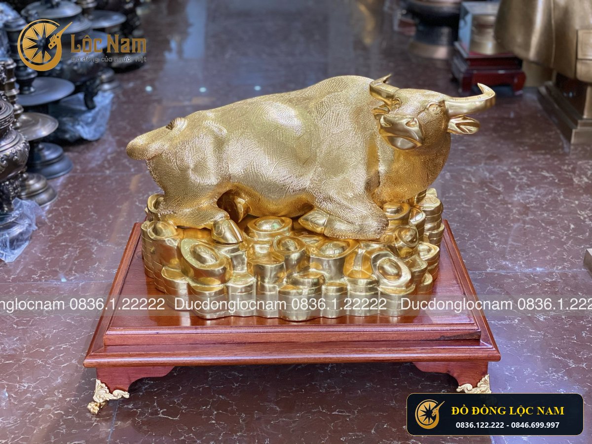 Tượng Trâu Tài Lộc Bằng Đồng Dát Vàng 9999 góc chụp 1