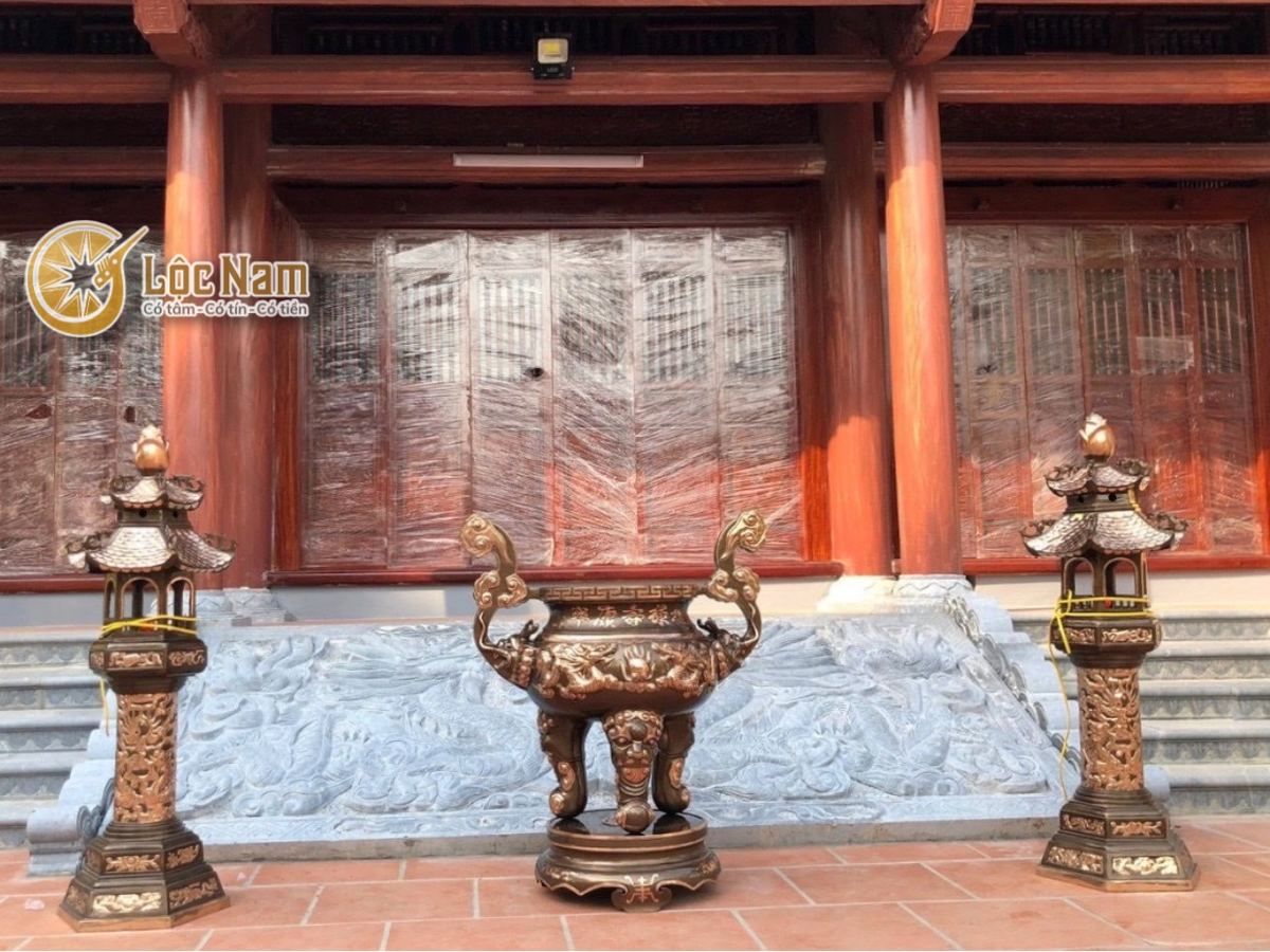 Bàn giao lư hương và đôi đèn thờ bằng đồng tại tư gia dòng họ nguyễn