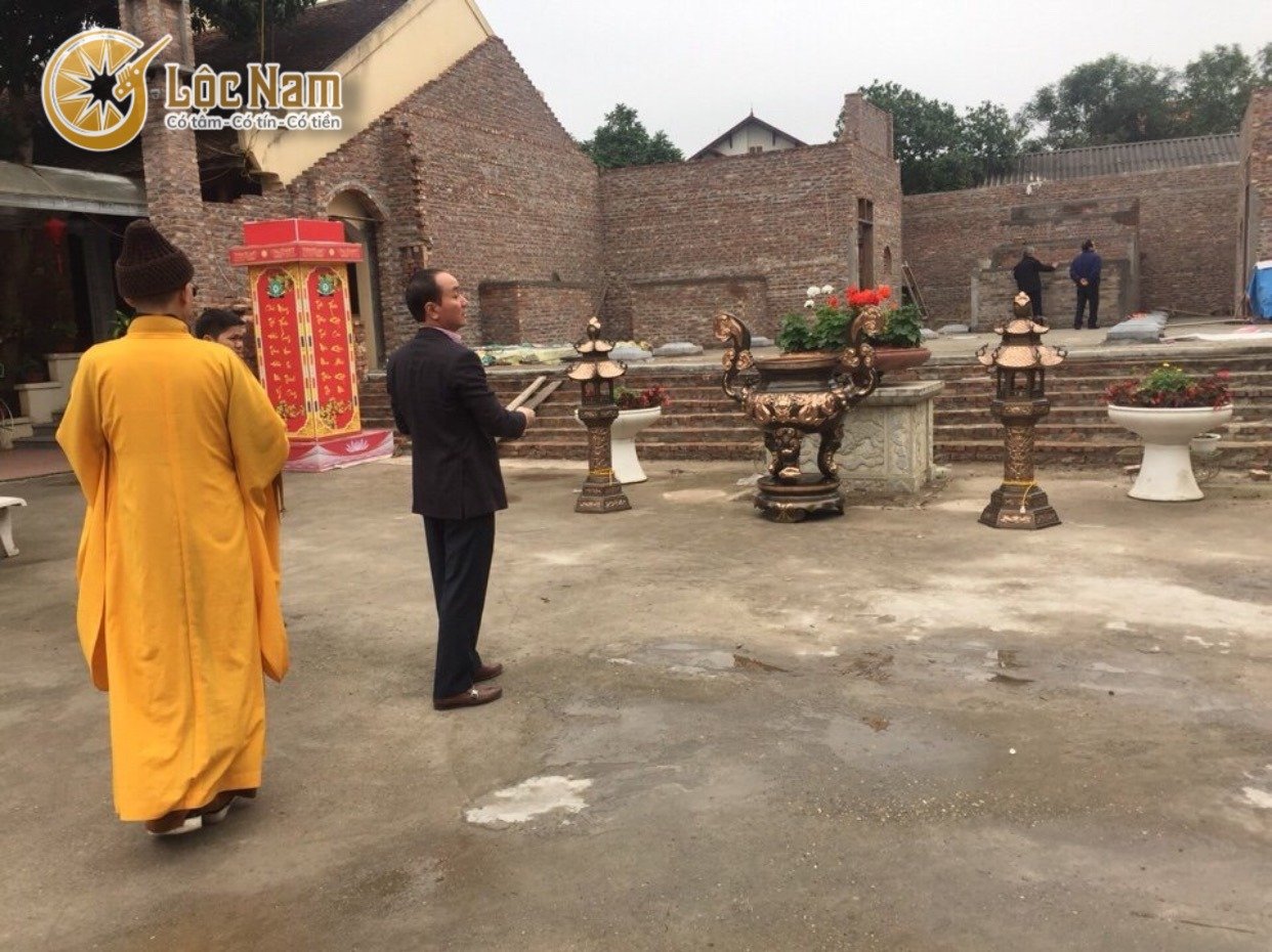 Bàn giao lư hương và đôi đèn thờ bằng đồng tại tư gia dòng họ nguyễn góc chụp 1