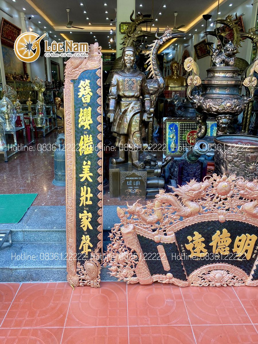 Cuốn thư câu đối bằng đồng đỏ nền đen dát vàng chữ 9999 - kt 1m76 góc chụp 2