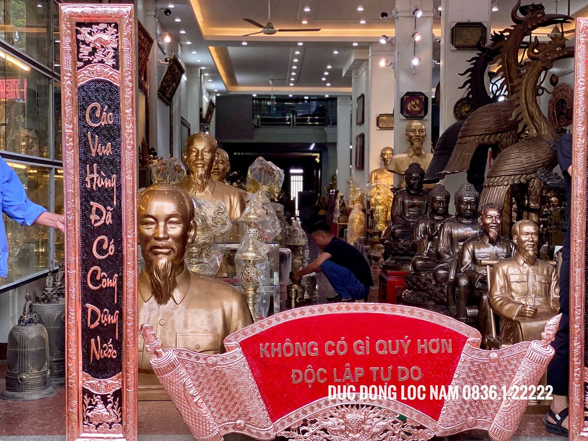 Cuốn thư câu đối đồng đỏ đặt trng phòng thờ bác hồ góc chụp 2