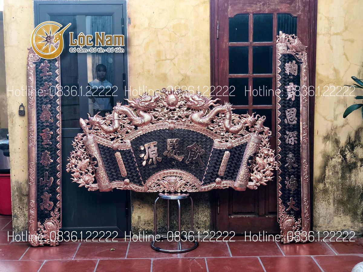 Cuốn thư câu đối đồng đỏ nền đen