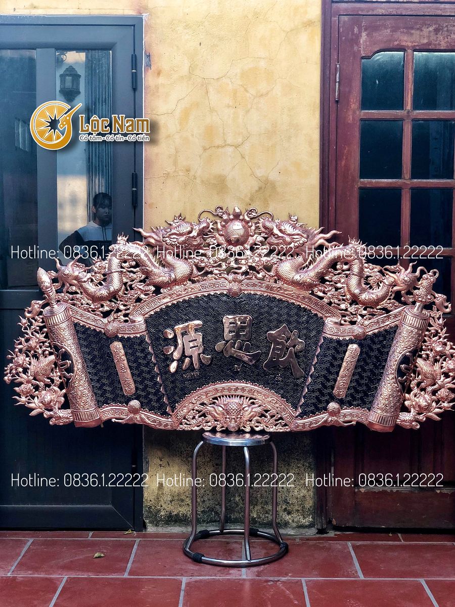 Cuốn thư câu đối đồng đỏ nền đen góc chụp 1