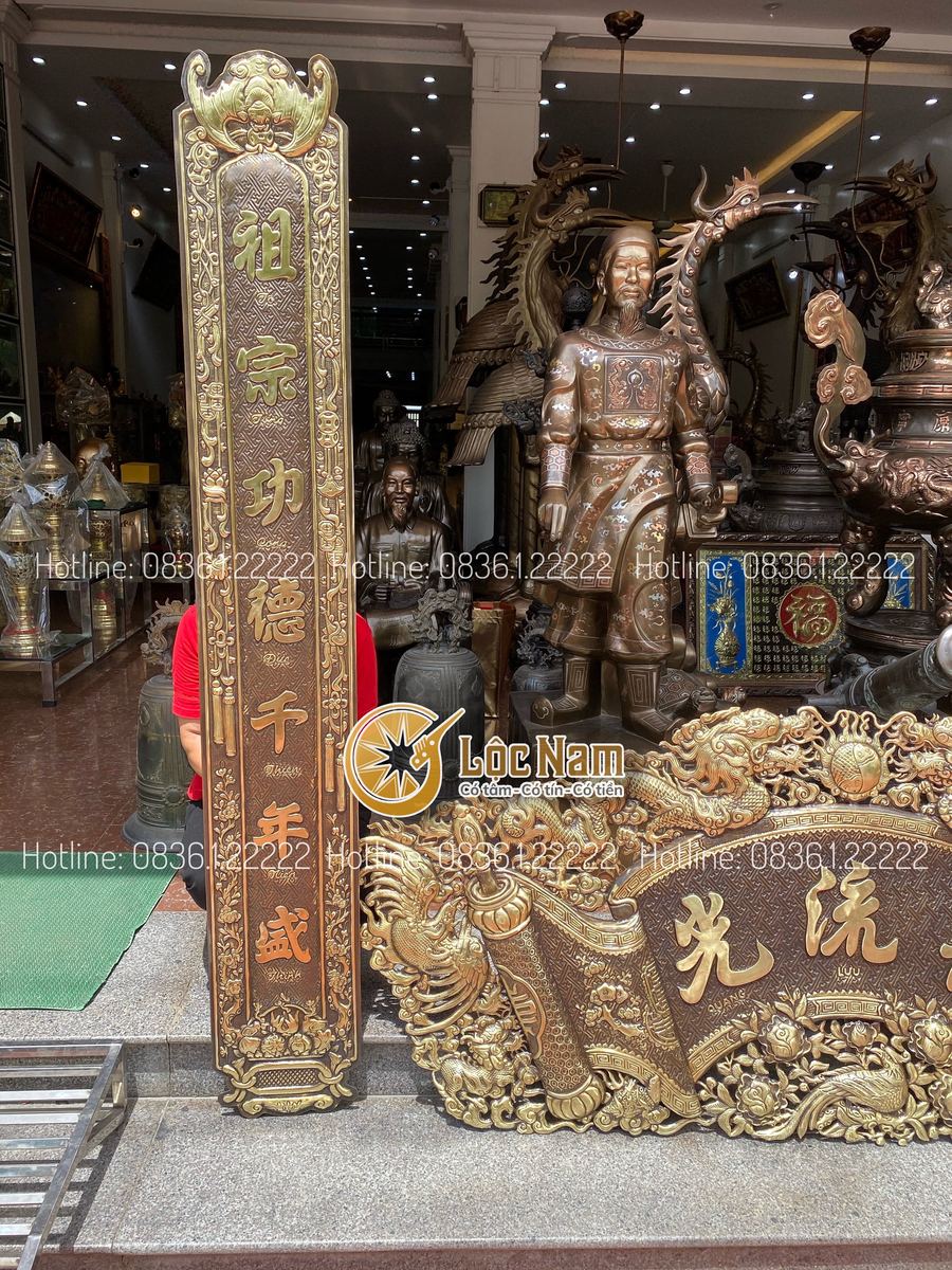 Cuốn thư câu đối đồng vàng giả cổ góc chụp 1