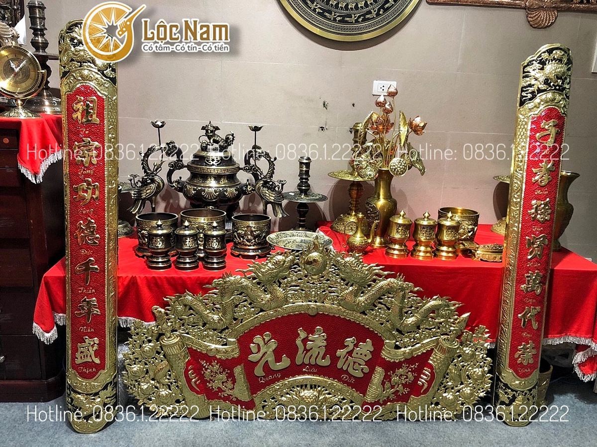 Cuốn thư câu đối đồng vàng nền đỏ 1m76 góc chụp 1