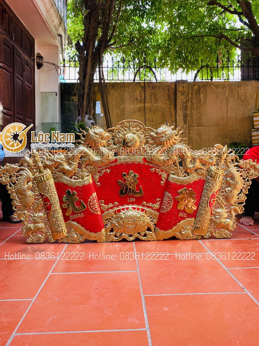 Cuốn thư câu đối đồng vàng nền đỏ 1m97 góc chụp 1