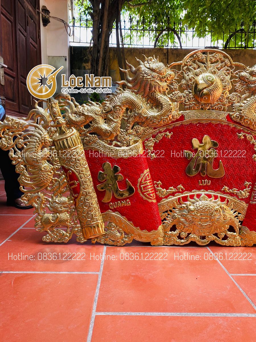 Cuốn thư câu đối đồng vàng nền đỏ 1m97 góc chụp 2