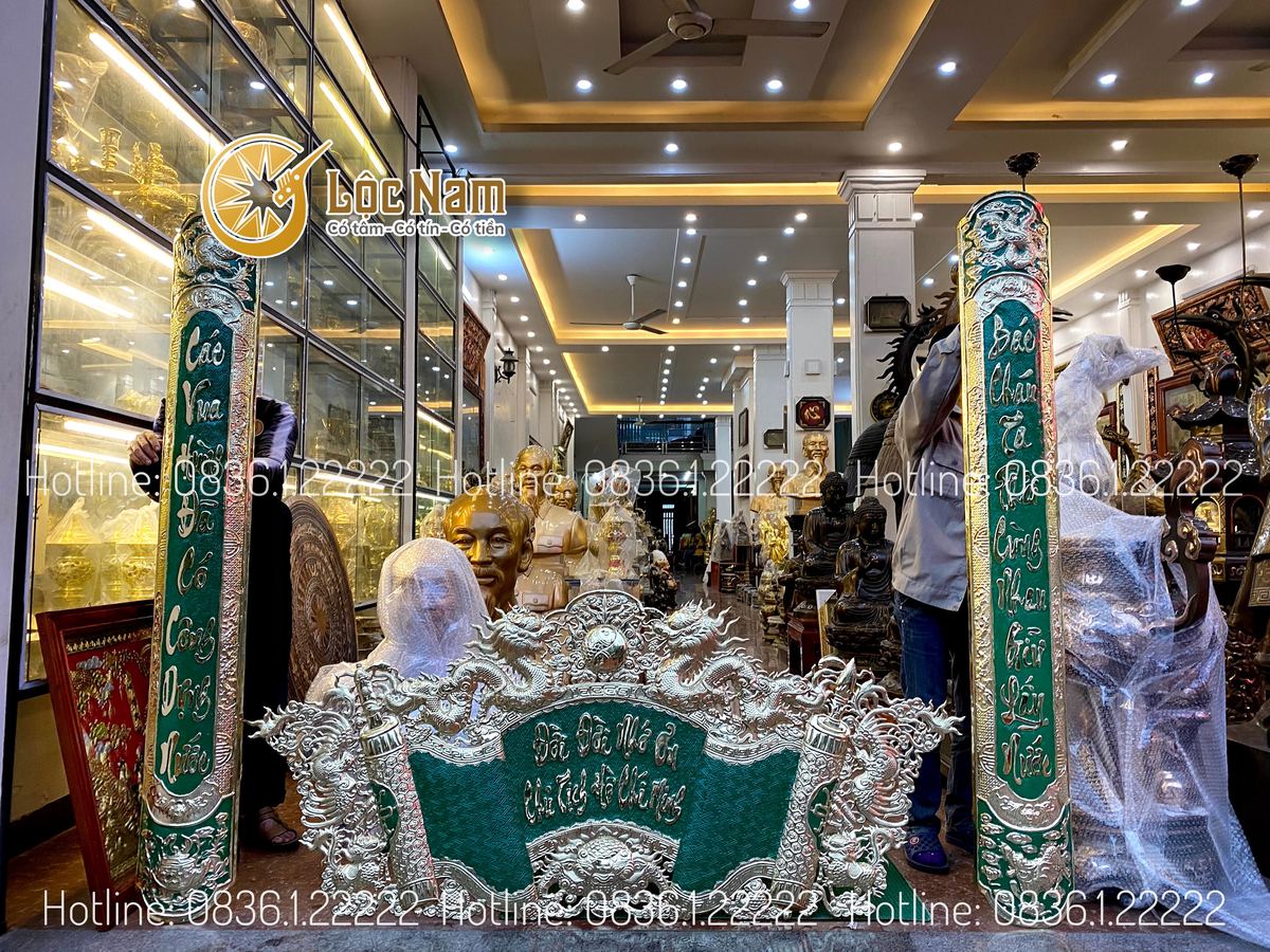 Cuốn thư câu đối đồng vàng nền xanh đặt trong phòng thờ bác hồ