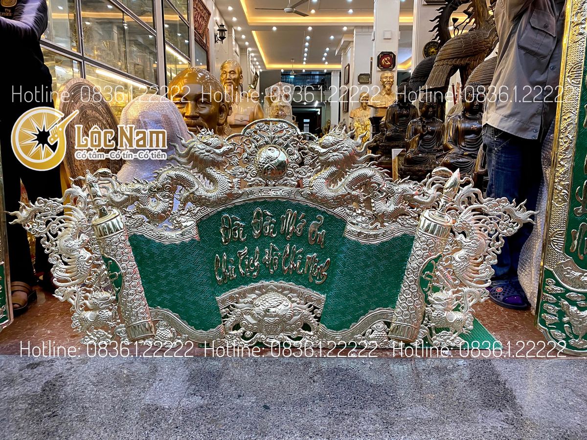 Cuốn thư câu đối đồng vàng nền xanh đặt trong phòng thờ bác hồ góc chụp 1
