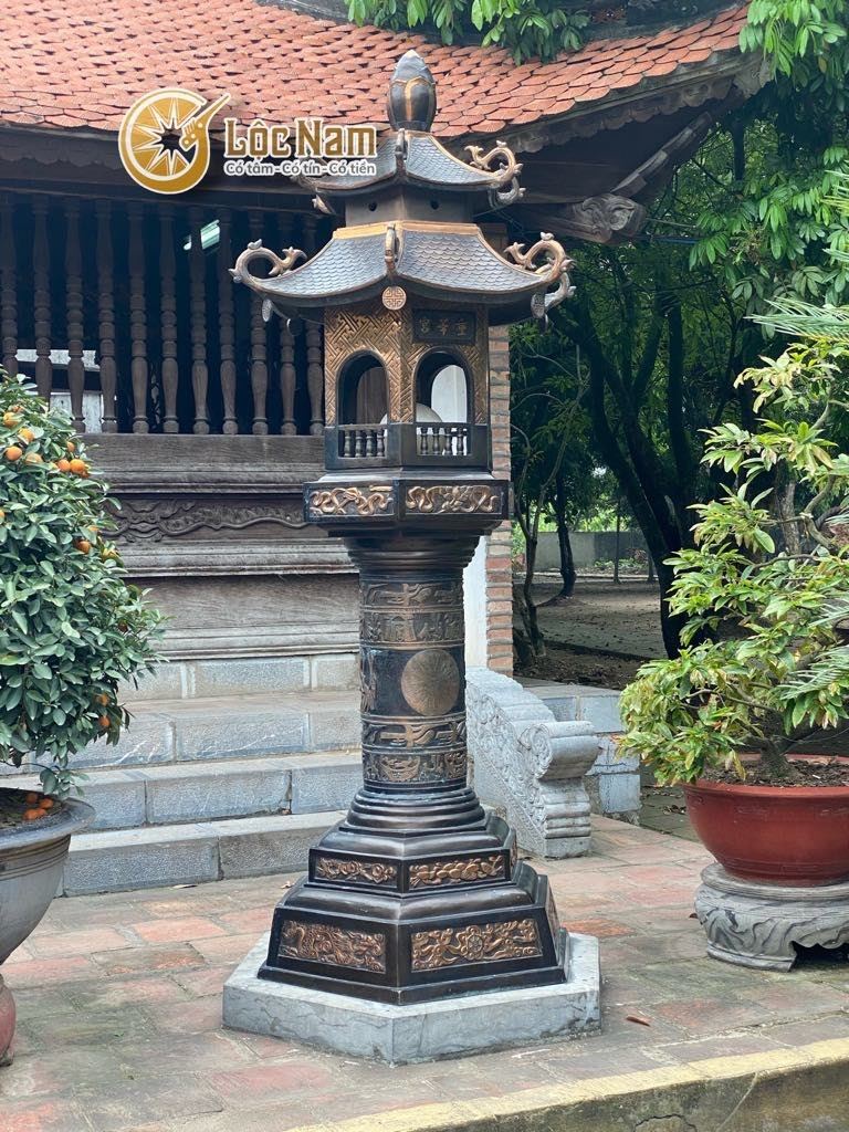 Đèn thờ bằng đồng dáng lư mái chùa cỡ lớn góc chụp 2