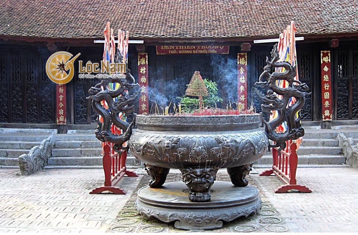 Lư hương đồng cỡ lớn đặt tại đền trần - nam định