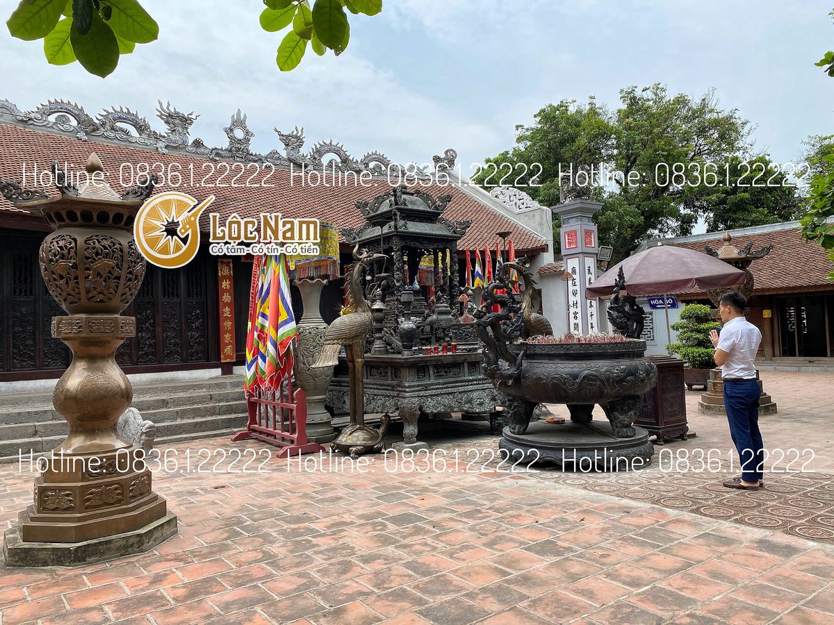 Lư hương đồng cỡ lớn đặt tại đền trần - nam định góc chụp 1