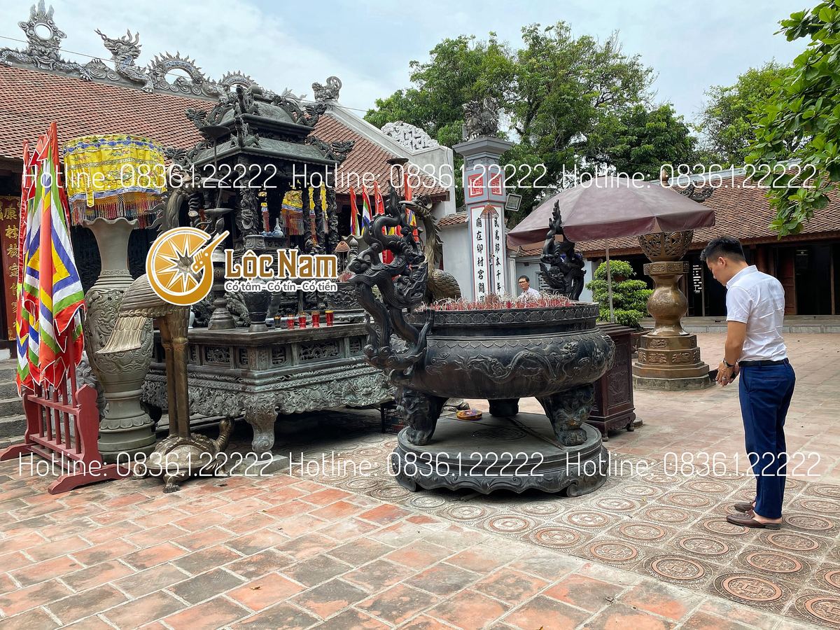 Lư hương đồng cỡ lớn đặt tại đền trần - nam định góc chụp 2