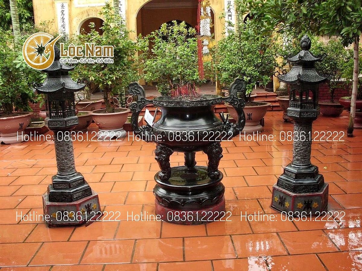Lư hương và đôi đèn thờ đặt tại nhà đền