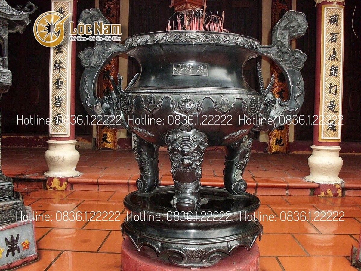 Lư hương và đôi đèn thờ đặt tại nhà đền góc chụp 1