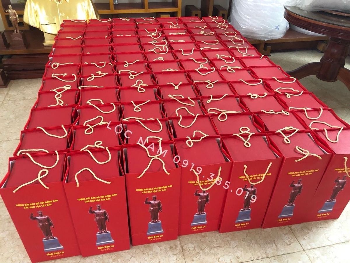 Tượng bác hồ chào quà tặng tây bắc góc chụp 2