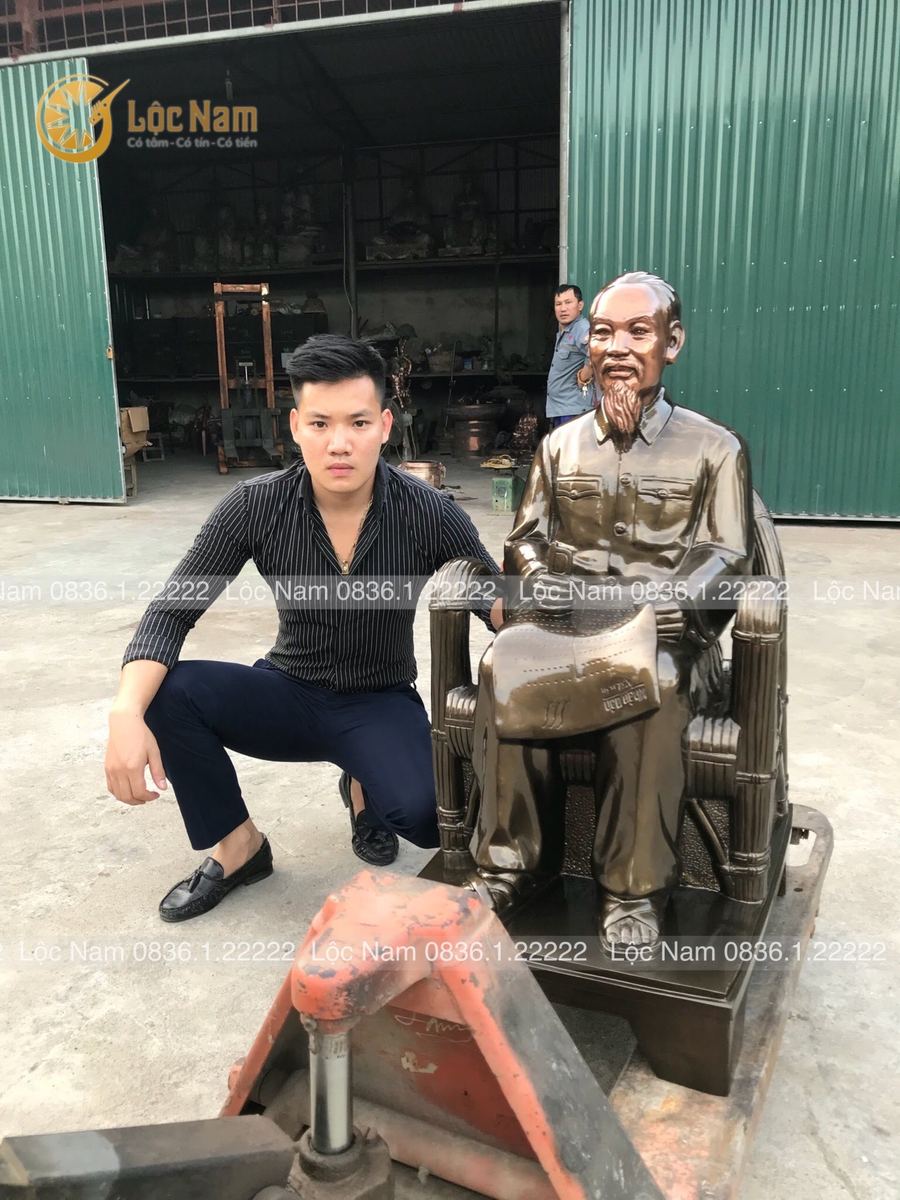 Tượng bác hồ ngồi đọc báo bằng đồng cao 1m1