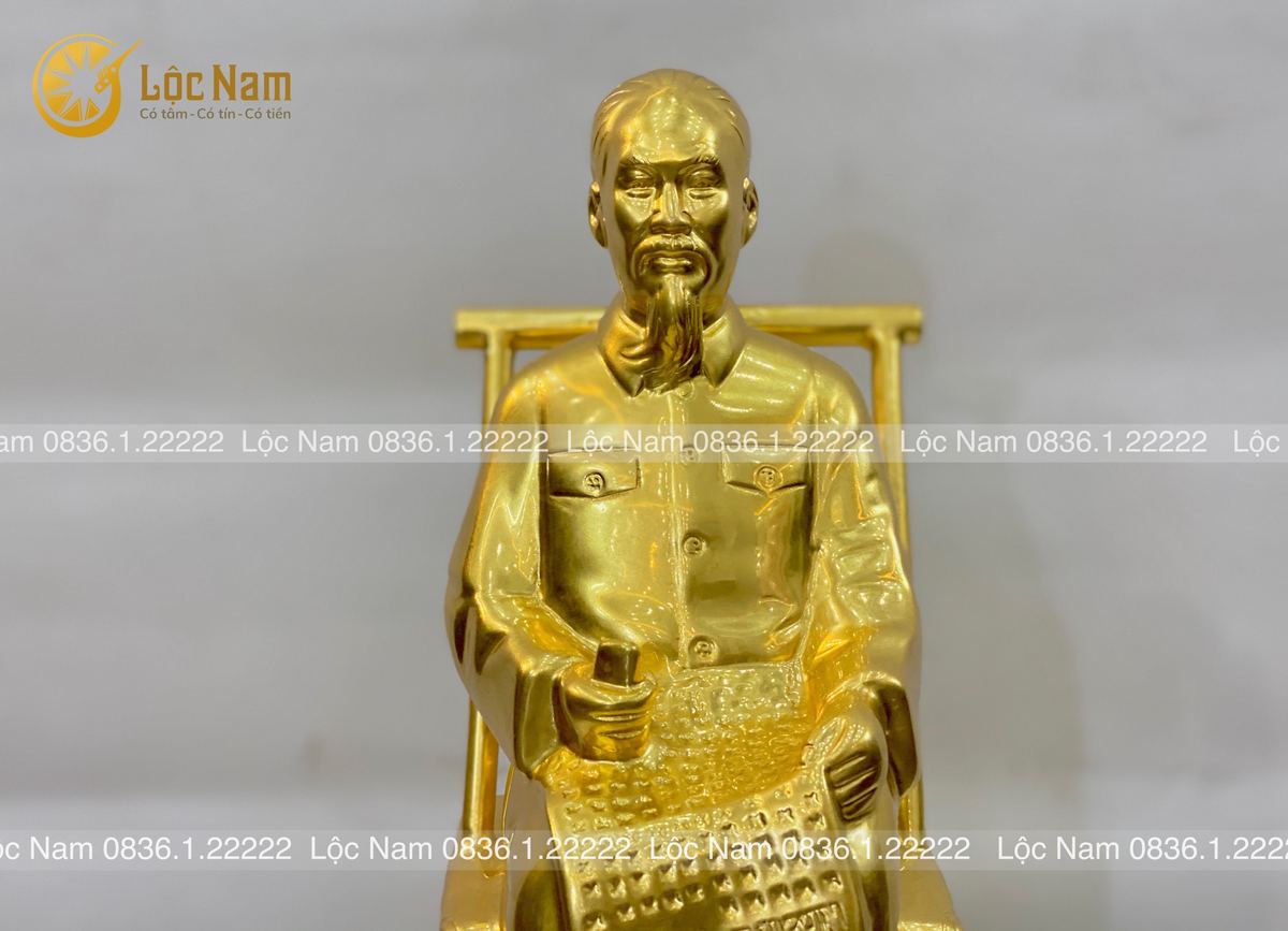 Tượng bác hồ ngồi ghế mây cao 25cm bằng đồng dát vàng 9999 góc chụp 1
