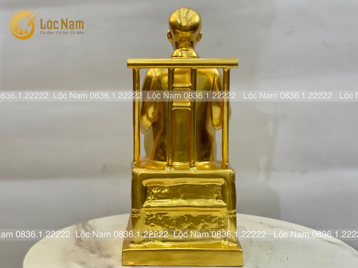 Tượng bác hồ ngồi ghế mây cao 25cm bằng đồng dát vàng 9999 góc chụp 2