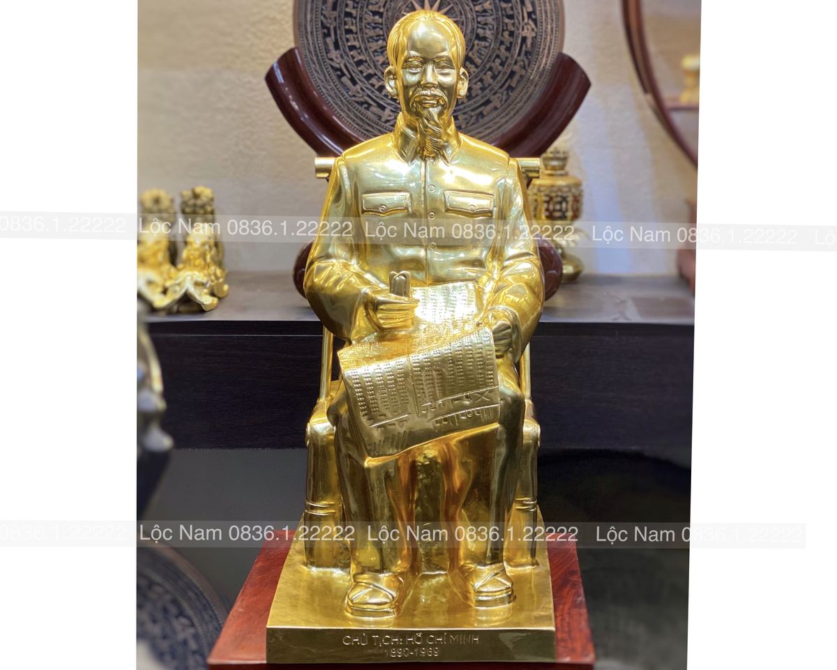 Tượng bác hồ ngồi ghế mây cao 50cm bằng đồng dát vàng 9999 góc chụp 1