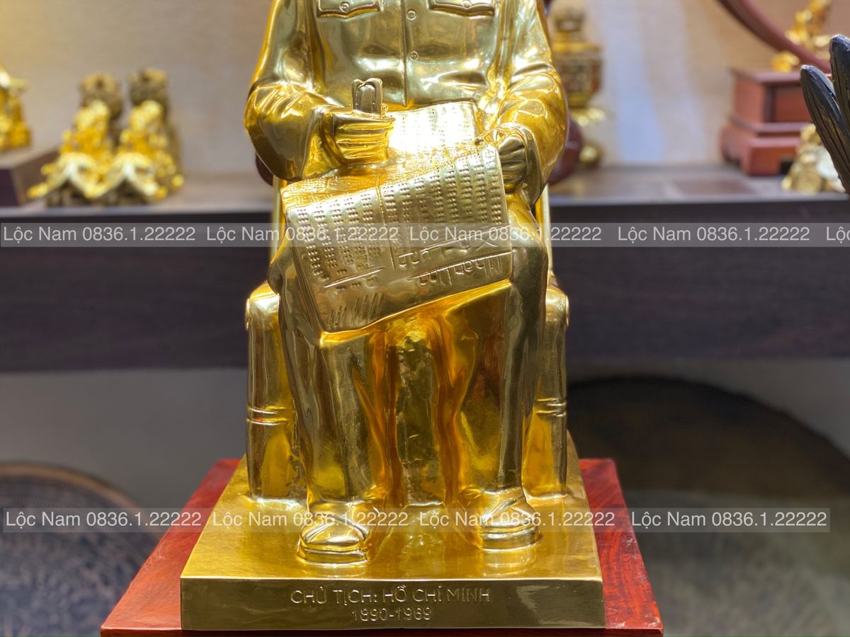 Tượng bác hồ ngồi ghế mây cao 50cm bằng đồng dát vàng 9999 góc chụp 2