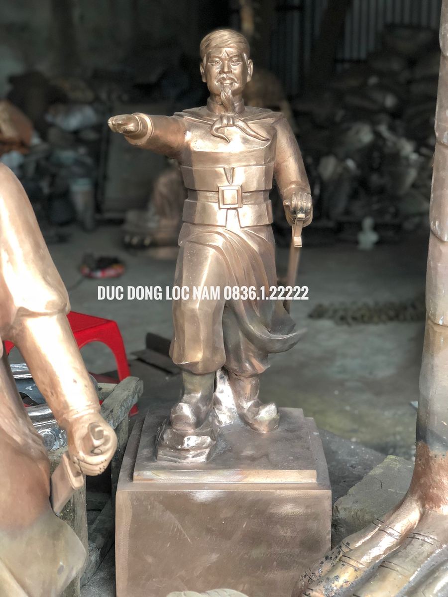 Tượng đức vương ngô quyền bằng đồng cao 90cm góc chụp 1