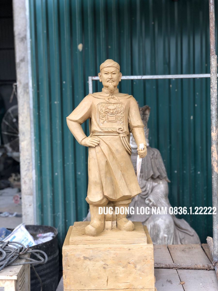 Tượng hoàng đế lê đại hành bằng đồng đứng dát vàng 9999