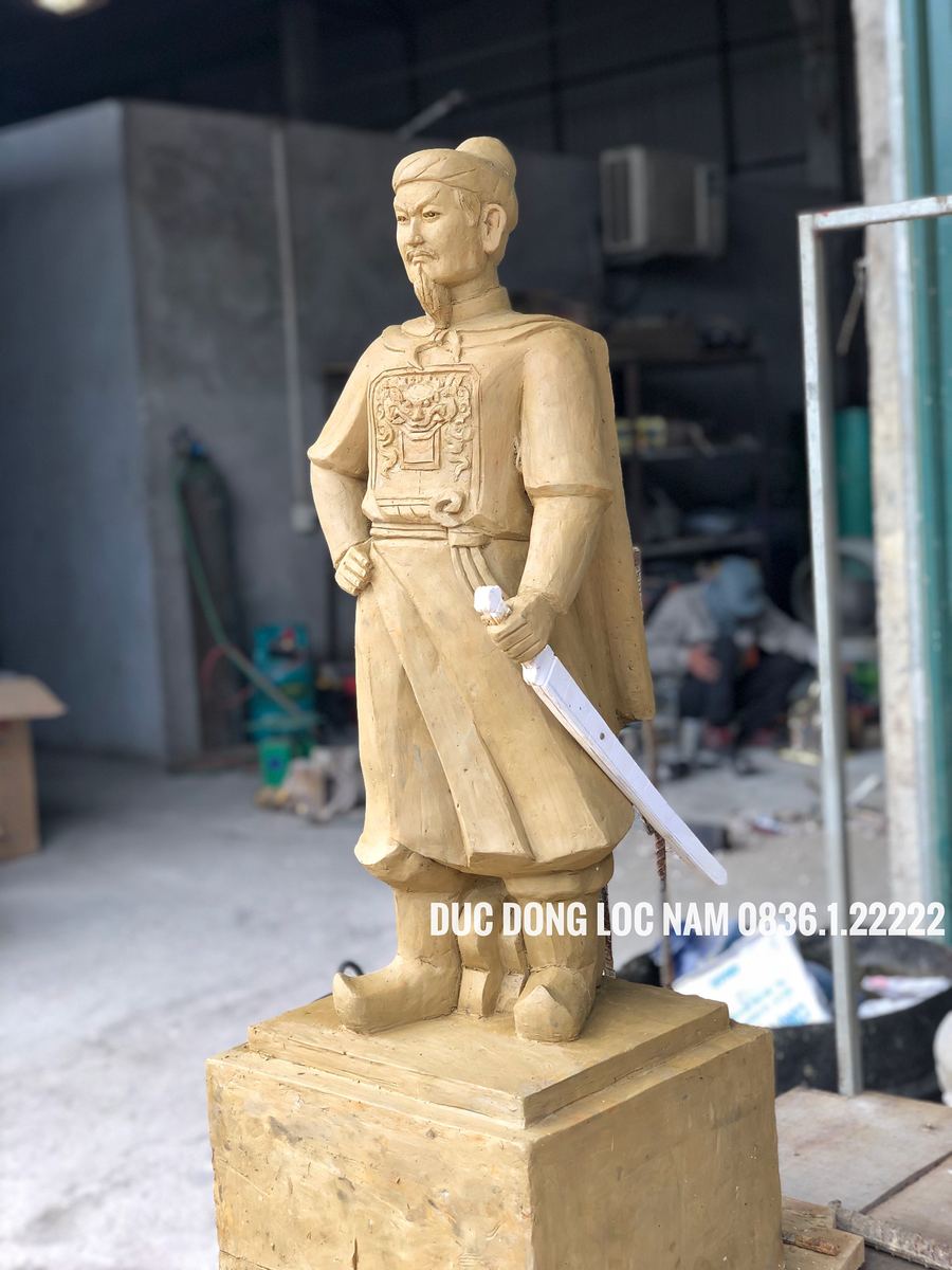 Tượng hoàng đế lê đại hành bằng đồng đứng dát vàng 9999 góc chụp 1